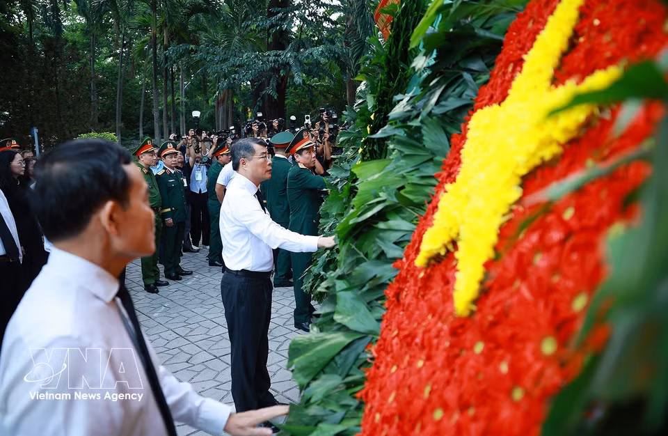 Prime Minister Le Minh Hung lays flowers and offers incense at the monument to former Party General Secretary Tran Phu and the memorial stele dedicated to the fallen heroes at Le Thi Rieng Park. (Photo: VNA)