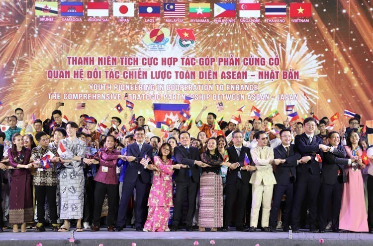 Deputy Prime Minister Tran Luu Quang and delegates attend the ASEAN–Japan Festival 2023 cultural performance programme (Ho Chi Minh City, December 13, 2023). (Photo: VNA)