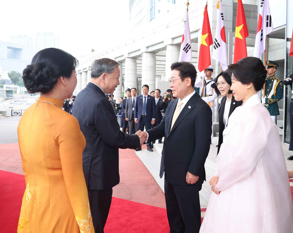 President of the Republic of Korea Lee Jae Myung and his spouse welcome Party General Secretary To Lam and his spouse. (Photo: VNA)