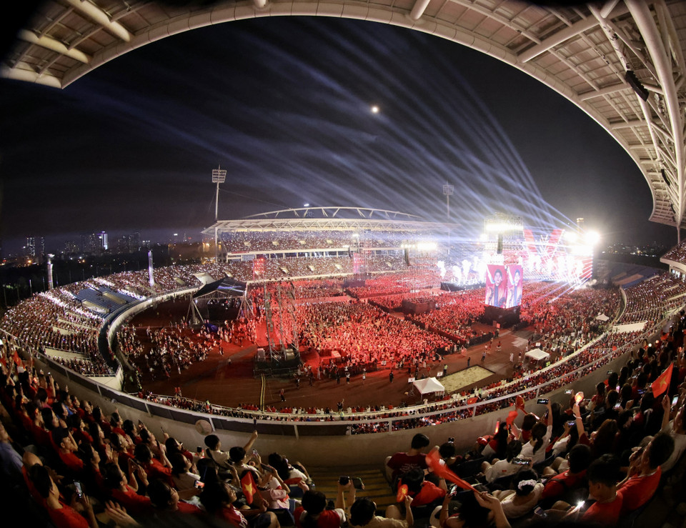 The ‘Fatherland in Our Hearts’ political–artistic programme takes place at My Dinh National Stadium, Hanoi, on the evening of August 10, marking the 80th anniversary of the August Revolution and National Day (September 2). (Photo: VNA)
