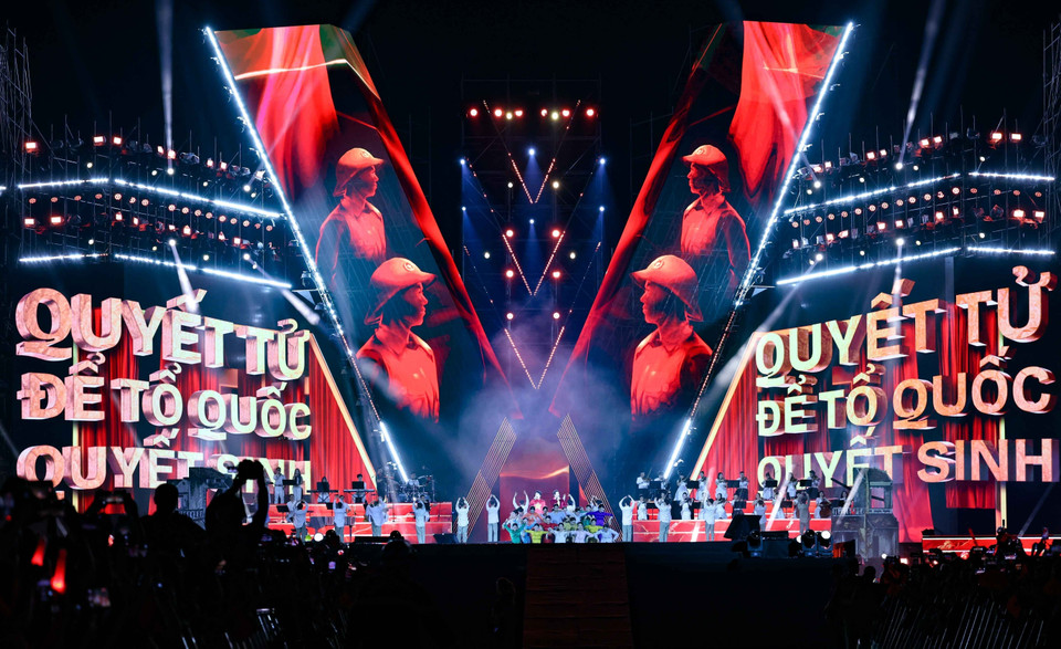 ‘Fatherland in Our Hearts’ recalls milestones in the nation’s history, featuring the national flag as a sacred symbol of patriotism and national aspiration. (Photo: VNA)