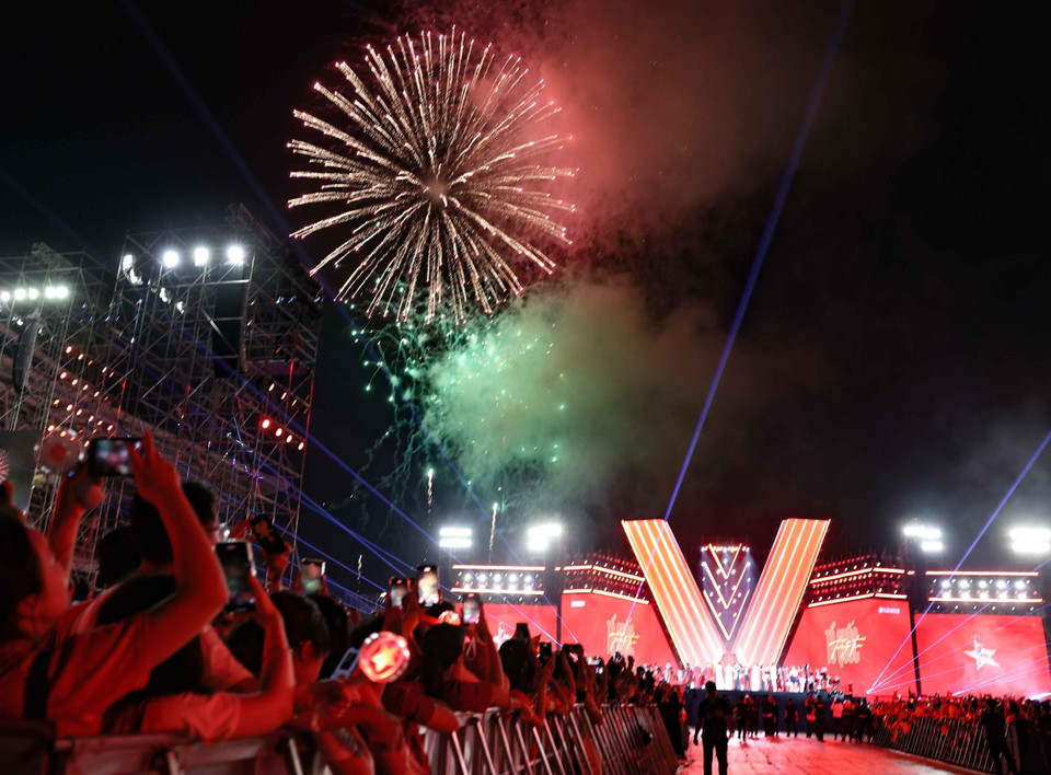 Fireworks close the ‘Fatherland in Our Hearts’ political–artistic programme. (Photo: VNA)