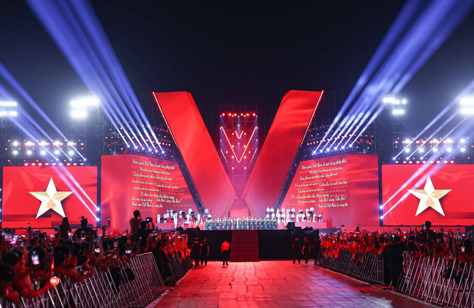 Entire stadium sings the national anthem in unison. (Photo: VNA)