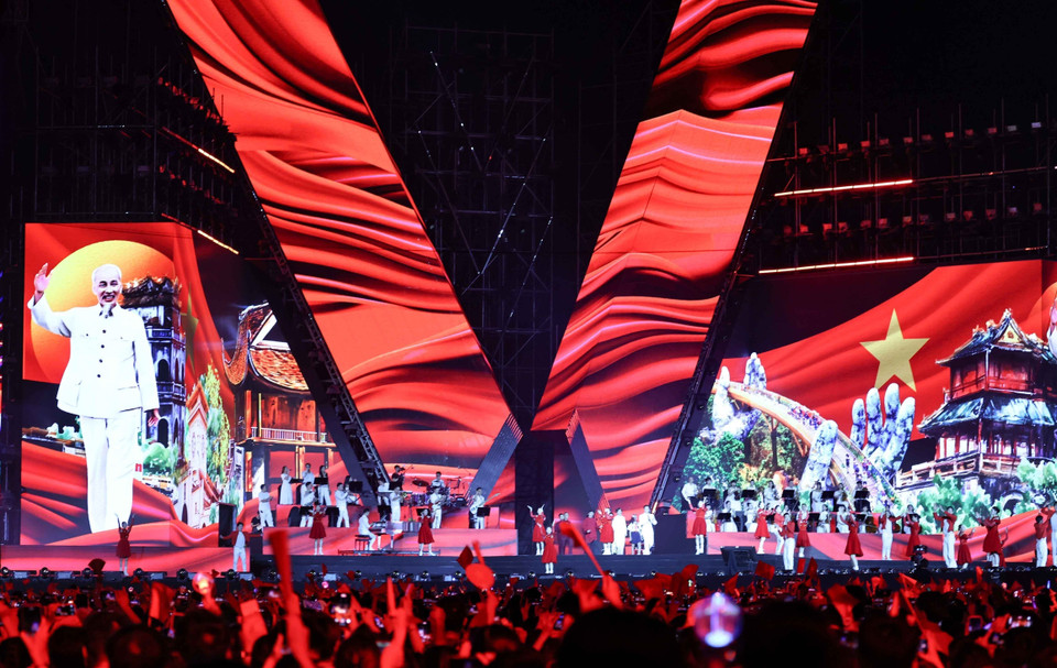 The programme presents a musical journey across three generations—from heroic melodies tied to national history, to songs portraying aspirations for renewal, to youthful, modern compositions reflecting today’s Vietnamese spirit. (Photo: VNA)