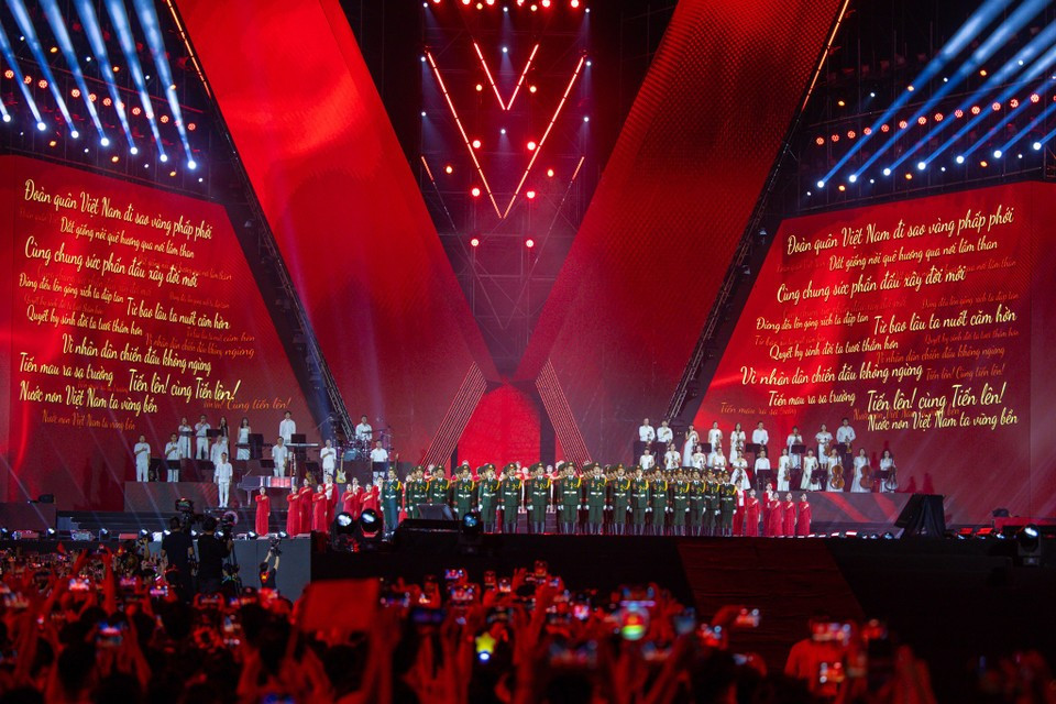 Entire stadium sings the national anthem in unison. (Photo: VNA)