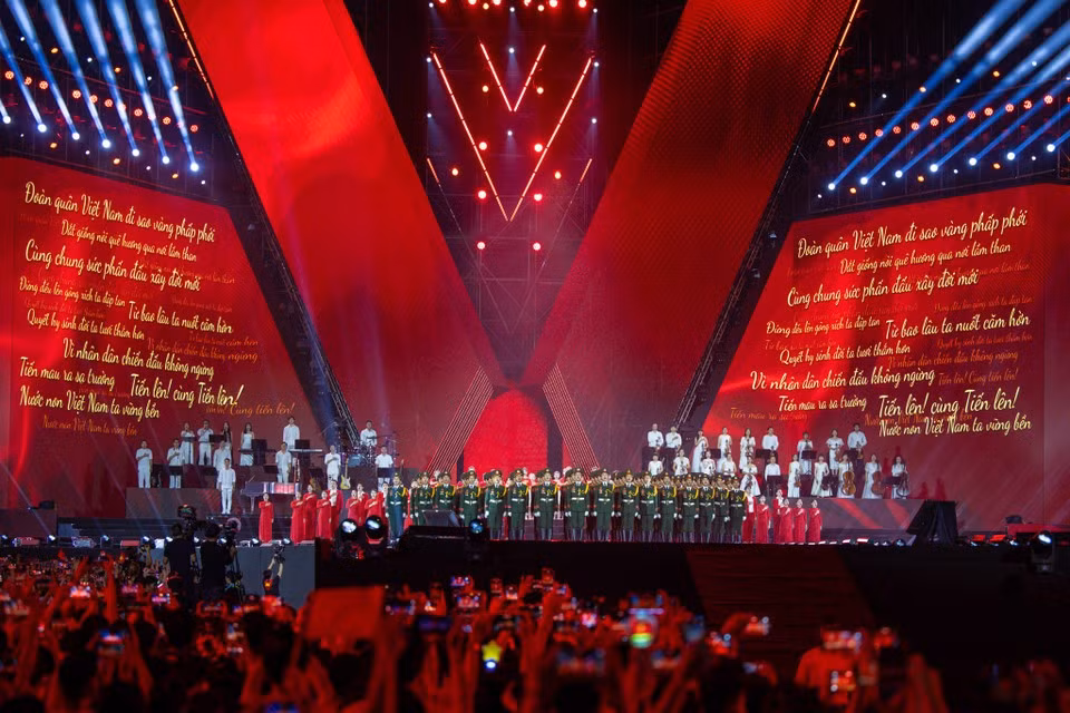 Entire stadium sings the national anthem in unison. (Photo: VNA)