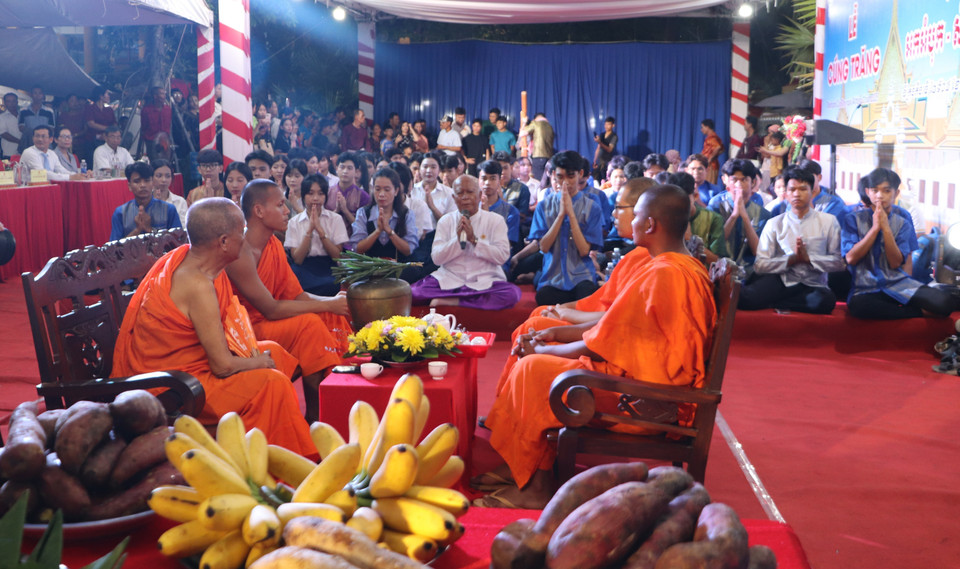 The ceremony can be held at pagodas, households, or open spaces where the moon is clearly visible. (Photo: VNA)