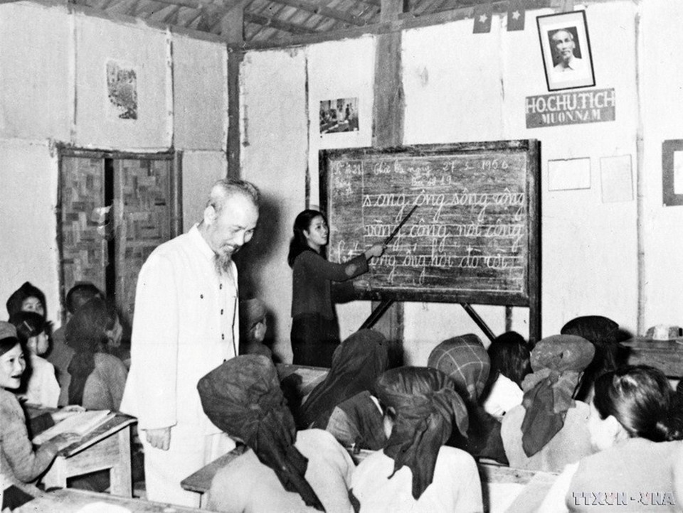 The “Binh dan hoc vu” (mass literacy) movement was launched immediately after the August Revolution. The nationwide campaign to eradicate illiteracy was both timely and necessary, leaving enduring lessons that continue to resonate today and underscoring the importance of lifelong learning. In the photo, President Ho Chi Minh visits a “Binh dan hoc vu” class in the Luong Yen area of Hanoi on May 27, 1956. (Photo: VNA)