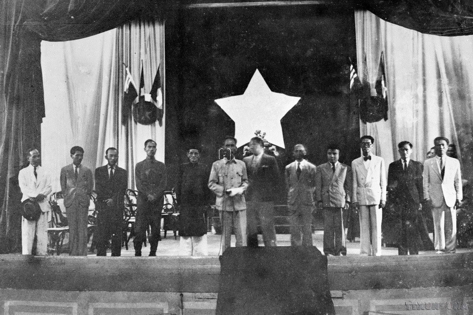 President Ho Chi Minh takes the oath before the National Assembly at the first session of the first legislature (March 2, 1946). (Photo: VNA)