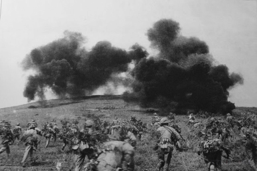 Vietnamese troops launch an assault on the Him Lam strongpoint, marking the opening of the Dien Bien Phu Campaign on the afternoon of March 13, 1954. (Photo: VNA)