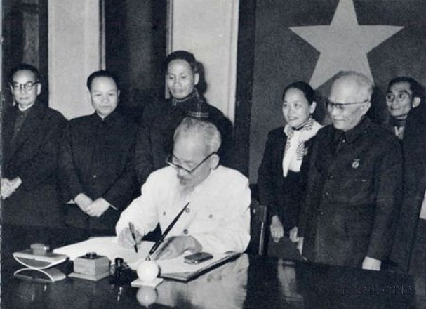 President Ho Chi Minh signs the decree promulgating the Constitution (January 1, 1960). The 1959 Constitution carried forward the spirit of the 1946 Constitution while fully reflecting the realities created by the victorious anti-imperialist and anti-feudal revolution, clearly defining the path of national development. (Photo: VNA)