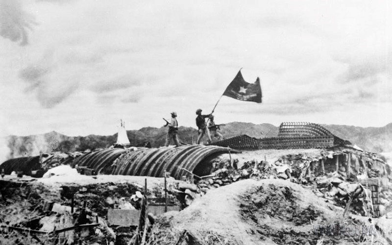 Implementing the strategy of a people’s war, under the skilful leadership of the Party and President Ho Chi Minh, the army and people brought the nine-year resistance war against France to a triumphant conclusion with the Dien Bien Phu Campaign in 1954, a victory that “resounded across the five continents and shook the world”. (Photo: VNA)