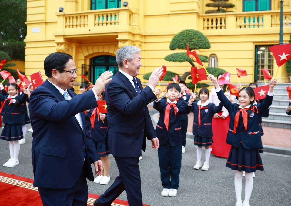 Prime Minister Pham Minh Chinh and Kyrgyz Prime Minister Adylbek Kasymaliev at the welcome ceremomy. (Photo: VNA)