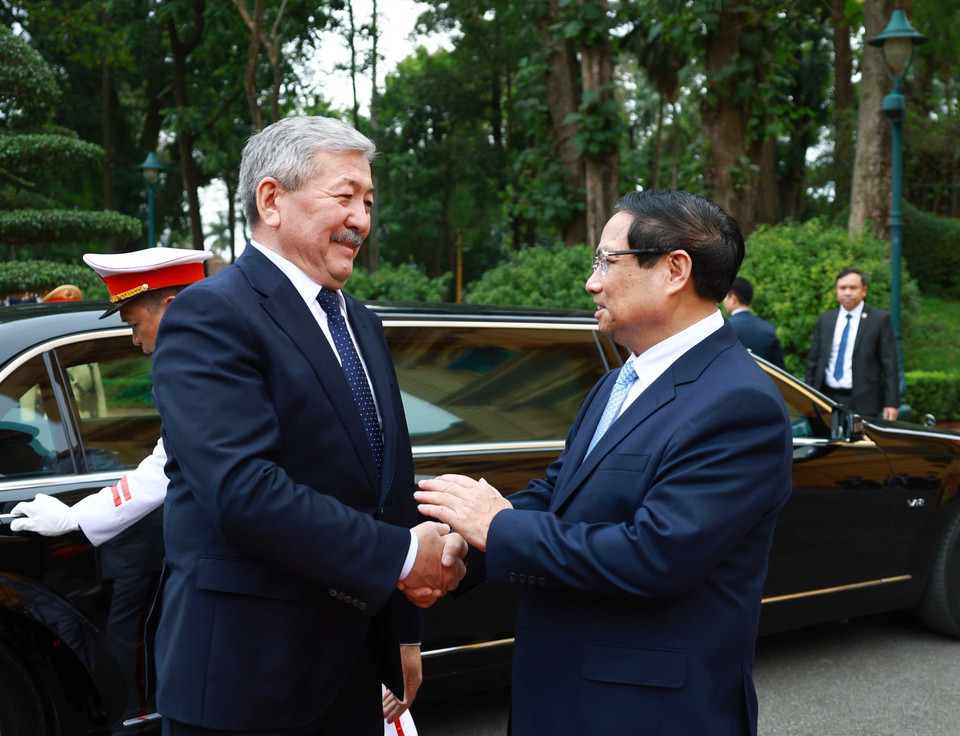 Prime Minister Pham Minh Chinh welcomes Kyrgyz Prime Minister Adylbek Kasymaliev. (Photo: VNA)
