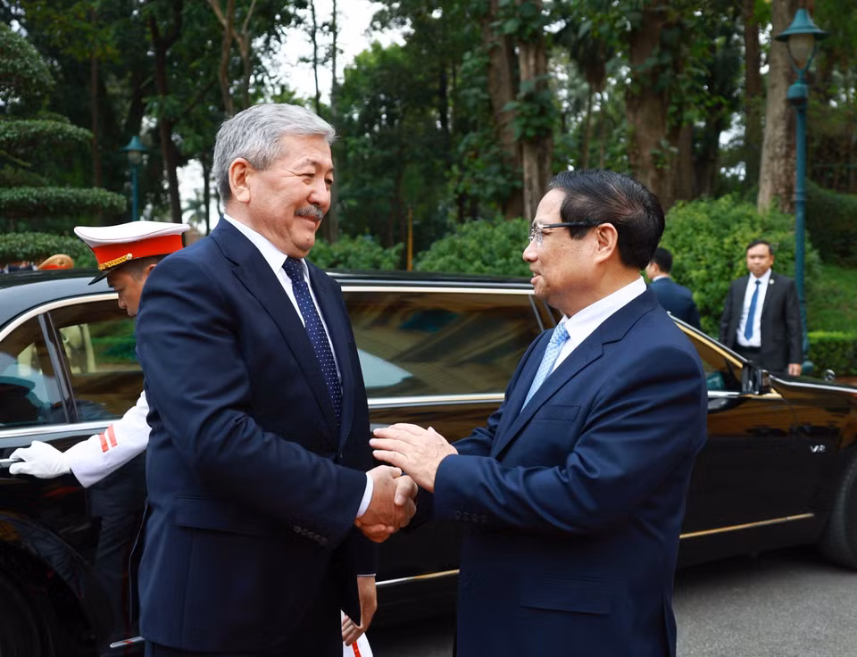Prime Minister Pham Minh Chinh welcomes Kyrgyz Prime Minister Adylbek Kasymaliev. (Photo: VNA)