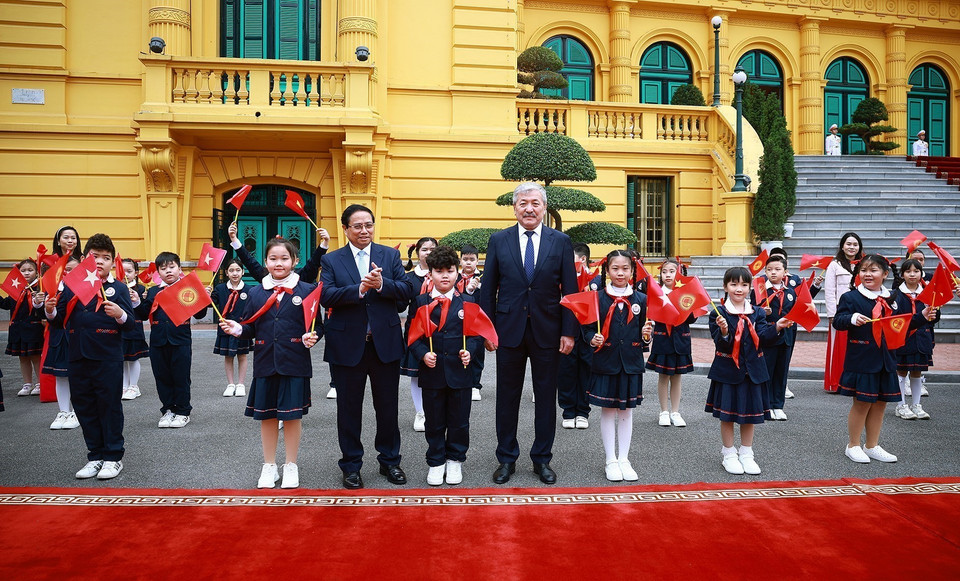 Prime Minister Pham Minh Chinh and Kyrgyz Prime Minister Adylbek Kasymaliev with children in Hanoi. (Photo: VNA)