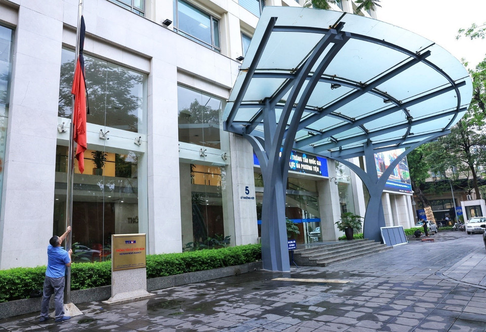 Mourning flag raised for former President Tran Duc Luong at the headquarters of the Vietnam News Agency in Hanoi (Photo: VNA)