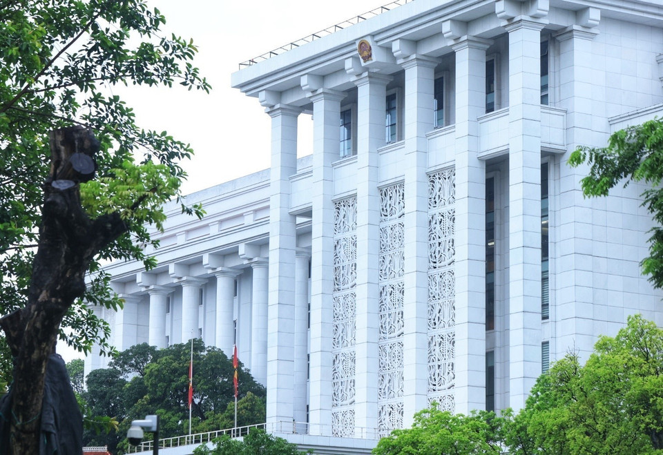 Mourning flag raised for former President Tran Duc Luong at the Government Office (Photo: VNA)