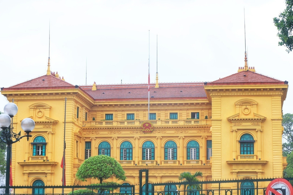 Mourning flag raised for former President Tran Duc Luong at the Presidential Palace (Photo: VNA)