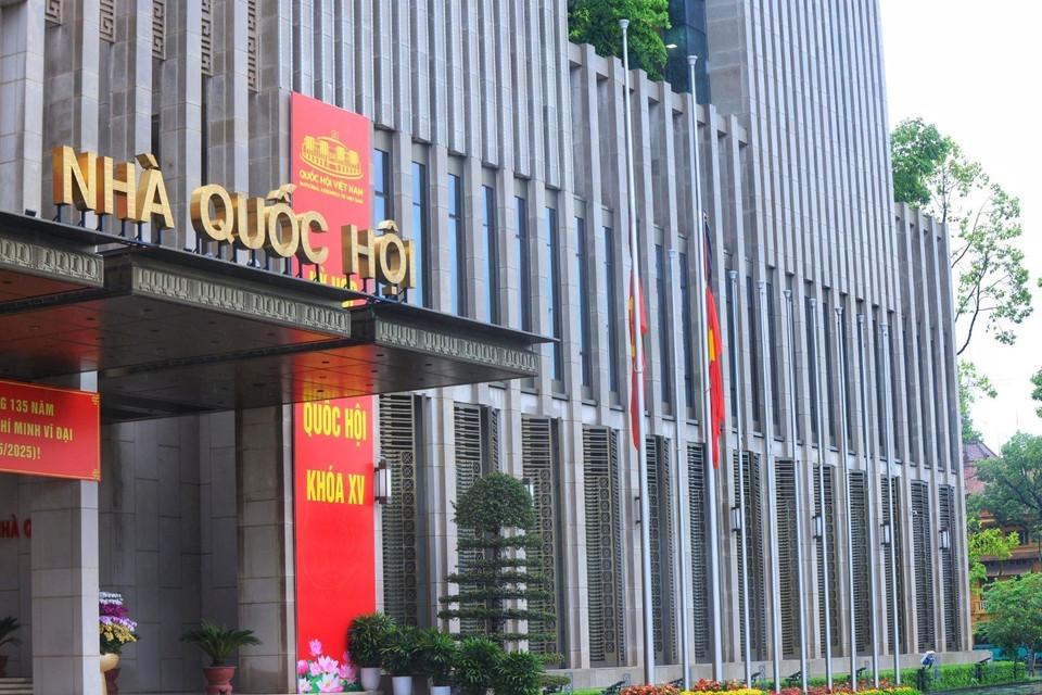Mourning flag raised for former President Tran Duc Luong at the National Assembly Building (Photo: VNA)