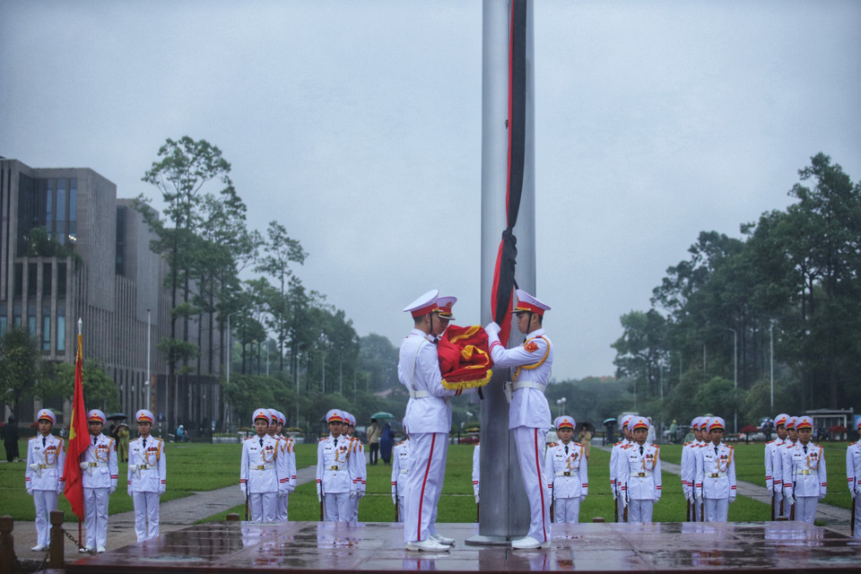 Honour guards perform the flag-lowering ceremony for the state funeral of former President Tran Duc Luong. (Photo: VNA)