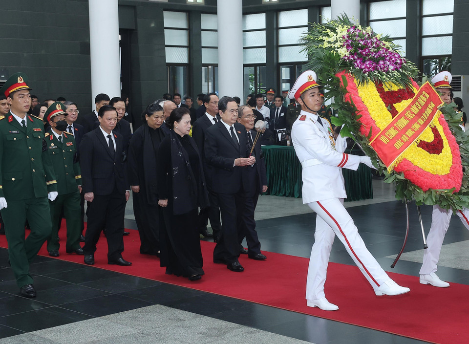 The National Assembly delegation, led by Chairman Tran Thanh Man, pays tribute to former President Tran Duc Luong. (Photo: VNA)