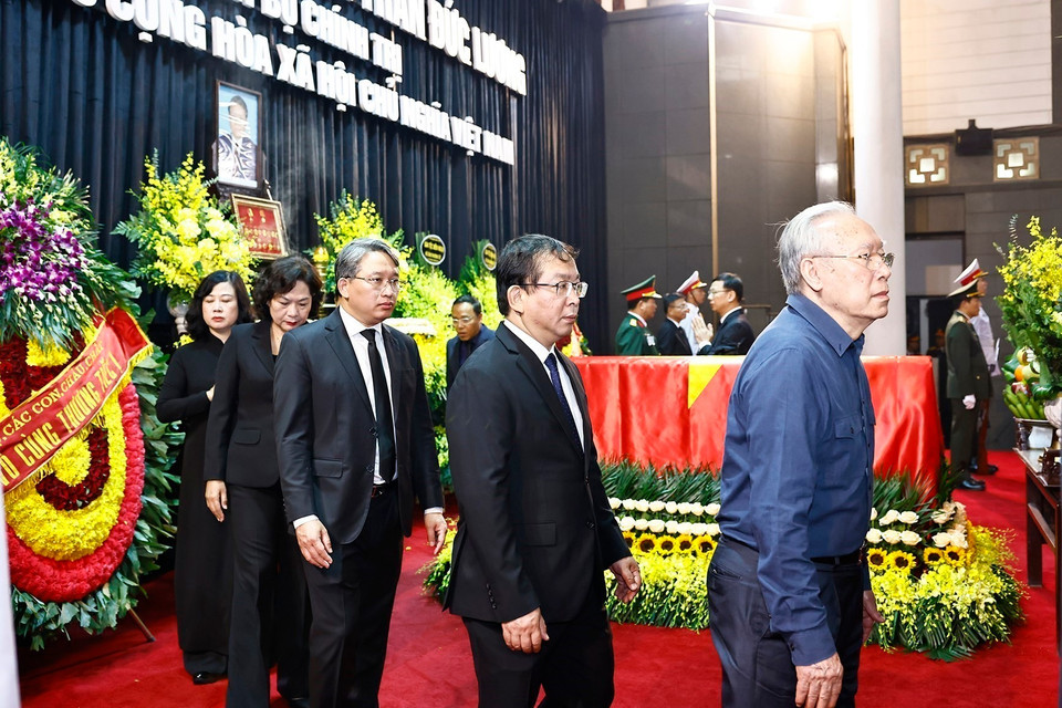 The Government delegation, led by Prime Minister Pham Minh Chinh, pays tribute to former President Tran Duc Luong. (Photo: VNA)