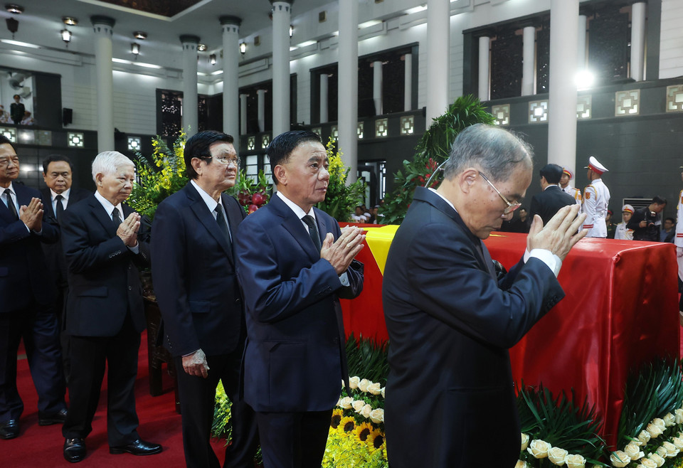 The delegation of the Party Central Committee, led by General Secretary To Lam, pays tribute to former President Tran Duc Luong. (Photo: VNA)