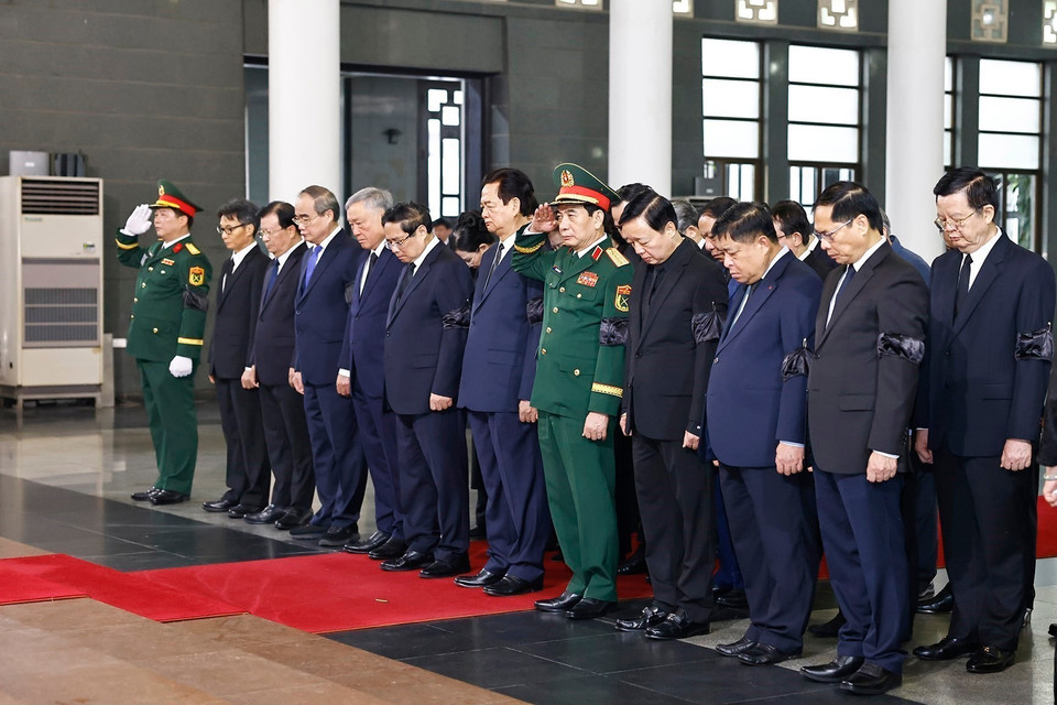 The Government delegation, led by Prime Minister Pham Minh Chinh, pays tribute to former President Tran Duc Luong. (Photo: VNA)