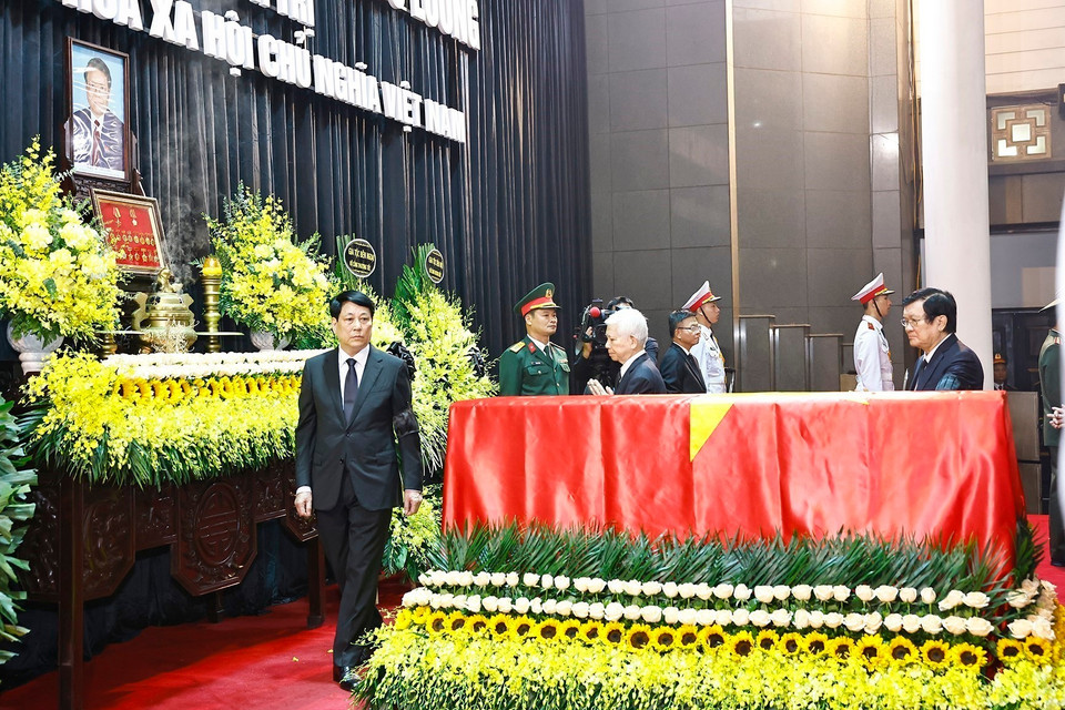 The delegation of the State, led by President Luong Cuong, pays tribute to former President Tran Duc Luong. (Photo: VNA)