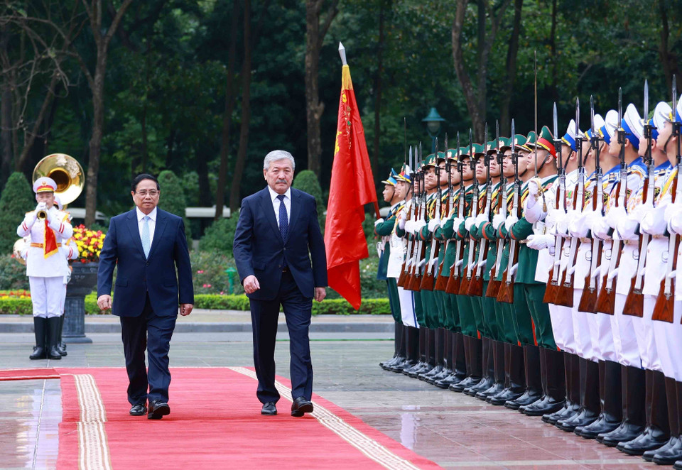 Prime Minister Pham Minh Chinh and Kyrgyz Prime Minister Adylbek Kasymaliev review the honour guard at the welcome ceremomy. (Photo: VNA)