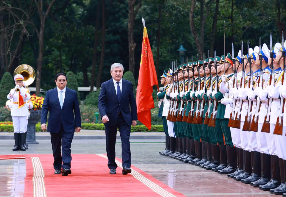 Prime Minister Pham Minh Chinh and Kyrgyz Prime Minister Adylbek Kasymaliev review the honour guard at the welcome ceremomy. (Photo: VNA)