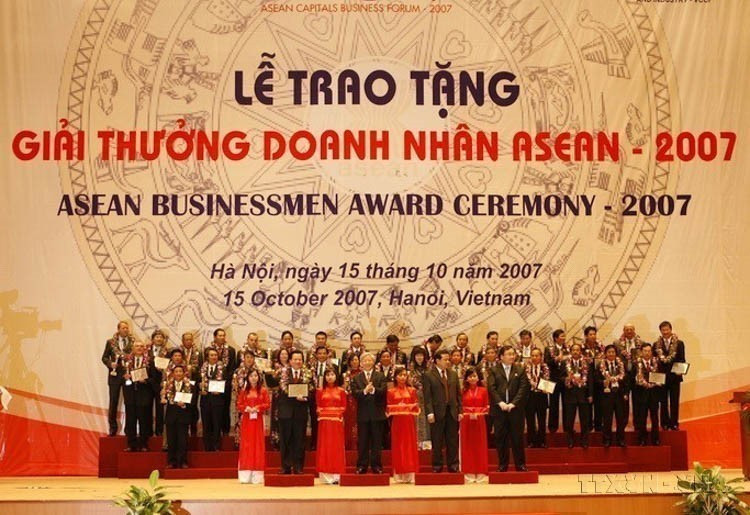 Over the past 30 years, Vietnam has made important contributions to ASEAN’s overall development. In photo: ASEAN Businessmen Award ceremony at the National Convention Centre (Hanoi, October 15, 2007). (Photo: VNA)
