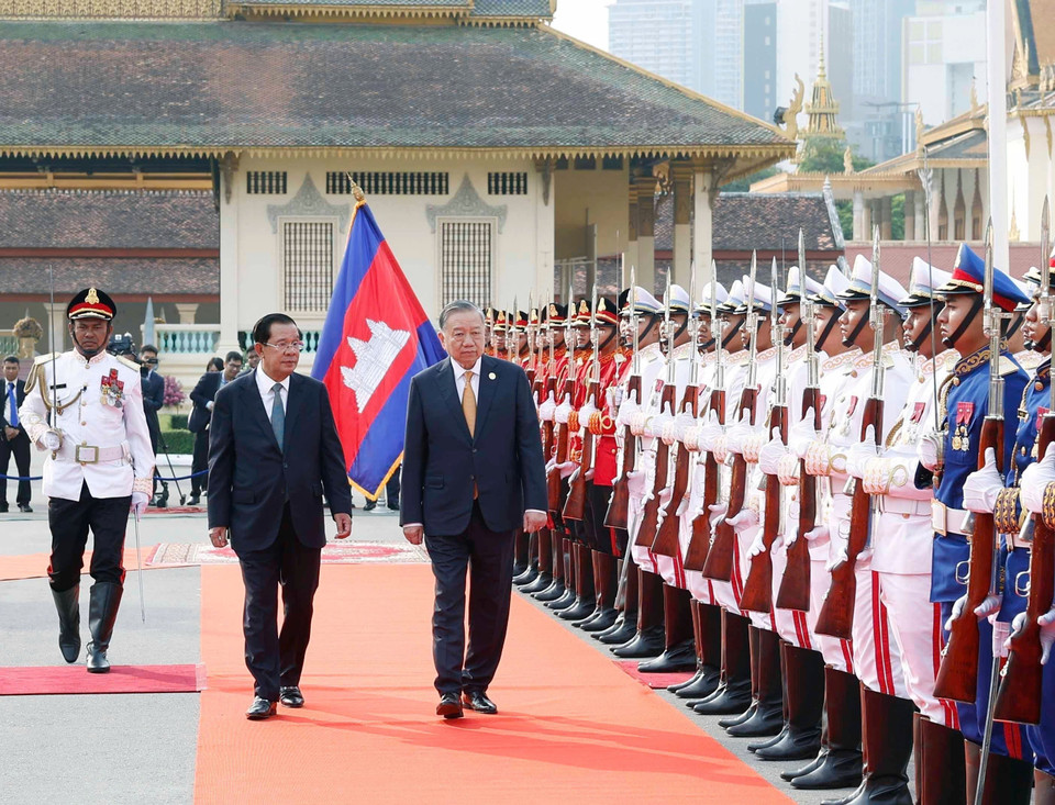 General Secretary To Lam and Samdech Techo Hun Sen review the Guard of Honour of the Royal Cambodian Armed Forces. (Photo: VNA)