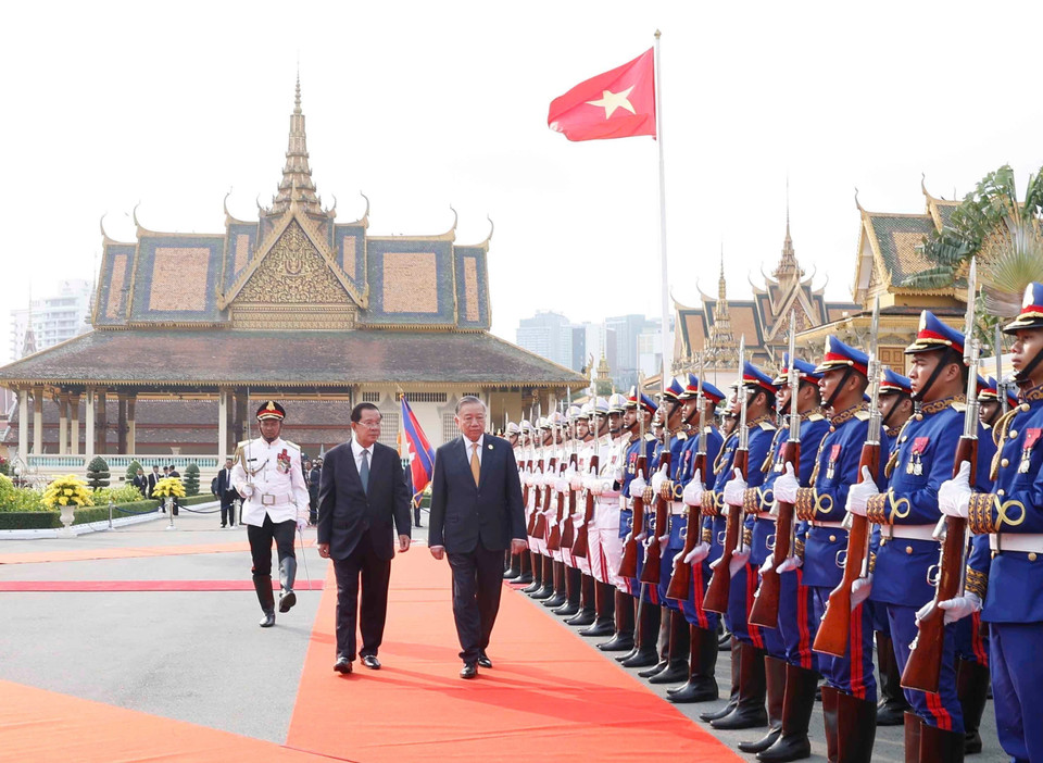 General Secretary To Lam and Samdech Techo Hun Sen review the Guard of Honour of the Royal Cambodian Armed Forces. (Photo: VNA)