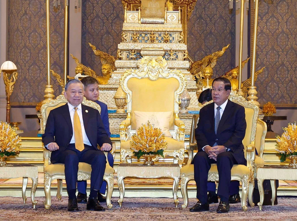 Samdech Techo Hun Sen presides over the official welcome ceremony for Party General Secretary To Lam. (Photo: VNA)