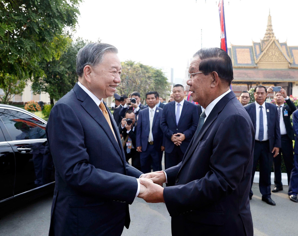 Samdech Techo Hun Sen presides over the official welcome ceremony for Party General Secretary To Lam. (Photo: VNA)