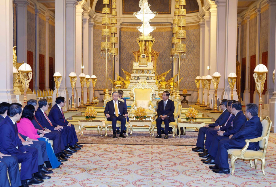 The official welcome ceremony for General Secretary To Lam’s State visit to the Kingdom of Cambodia, presided over by Samdech Techo Hun Sen, takes place at the Royal Palace in Phnom Penh. (Photo: VNA)
