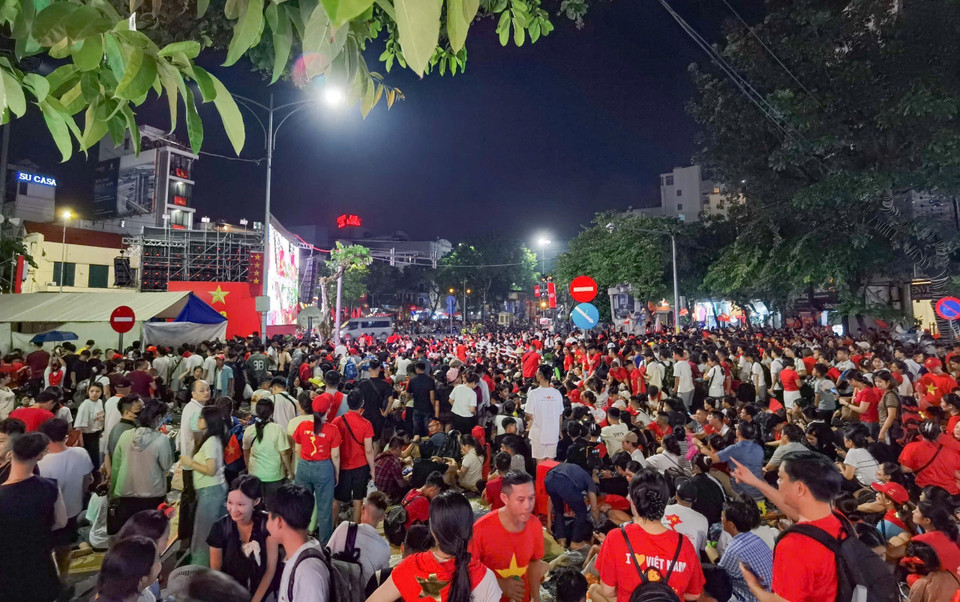 Tens of thousands of hearts beat as one at Ba Dinh Square on a historic autumn morning in Hanoi, awaiting the parade marking the 80th National Day. (Photo: VNA)