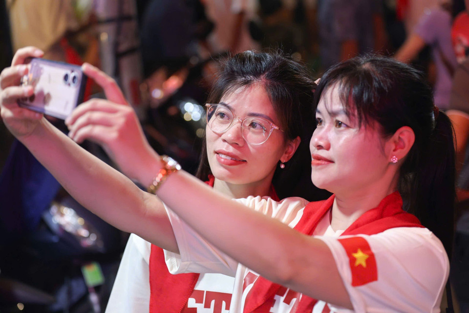 The atmosphere of pride and anticipation spreads across the capital as people gather for the 80th National Day parade. (Photo: VNA)