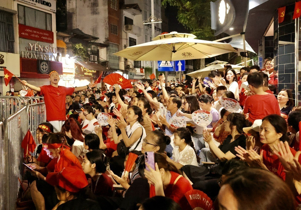 Tens of thousands of hearts beat as one at Ba Dinh Square on a historic autumn morning in Hanoi, awaiting the parade marking the 80th National Day. (Photo: VNA)