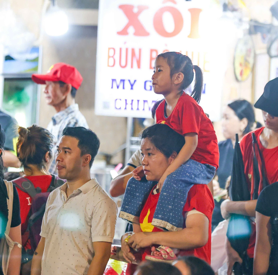 Citizens wait together for the start of the 80th National Day celebrations. (Photo: VNA)
