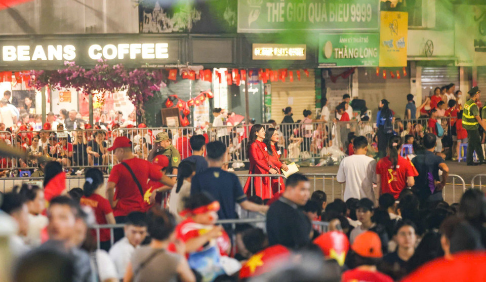 Citizens in a sea of red flags wait together for the start of the 80th National Day celebrations. (Photo: VNA)