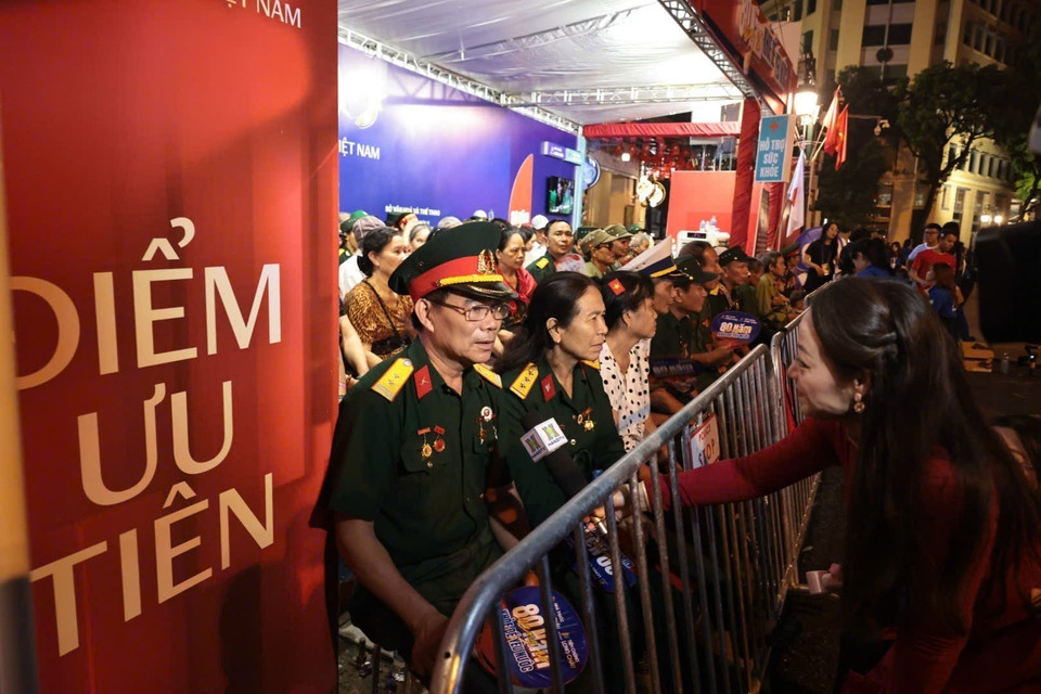 Reserved area for veterans to view the September 2 parade at August Revolution Square. (Photo: VNA)