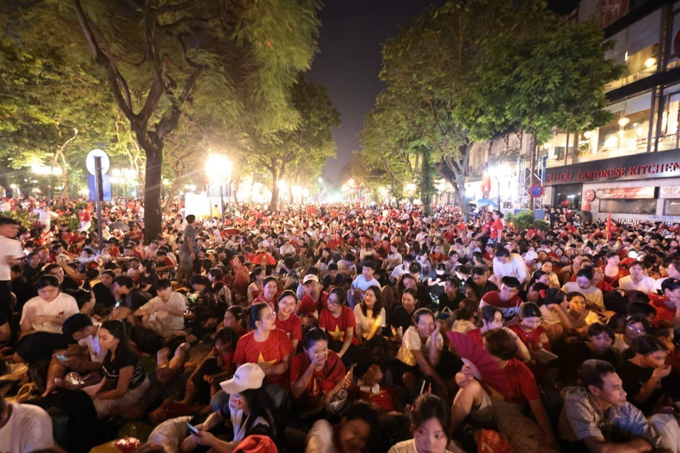 Tens of thousands of hearts beat as one at Ba Dinh Square on a historic autumn morning in Hanoi, awaiting the parade marking the 80th National Day. (Photo: VNA)