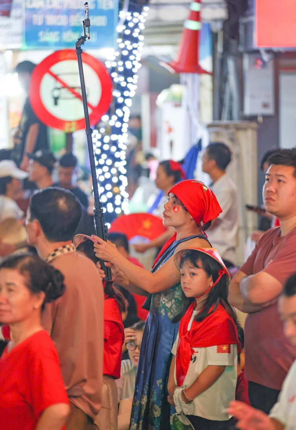Citizens wait together for the start of the 80th National Day celebrations. (Photo: VNA)