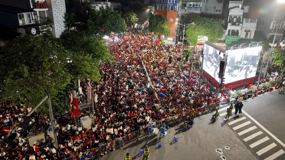 A “sea of people” lines the streets along the parade route. (Photo: VNA)