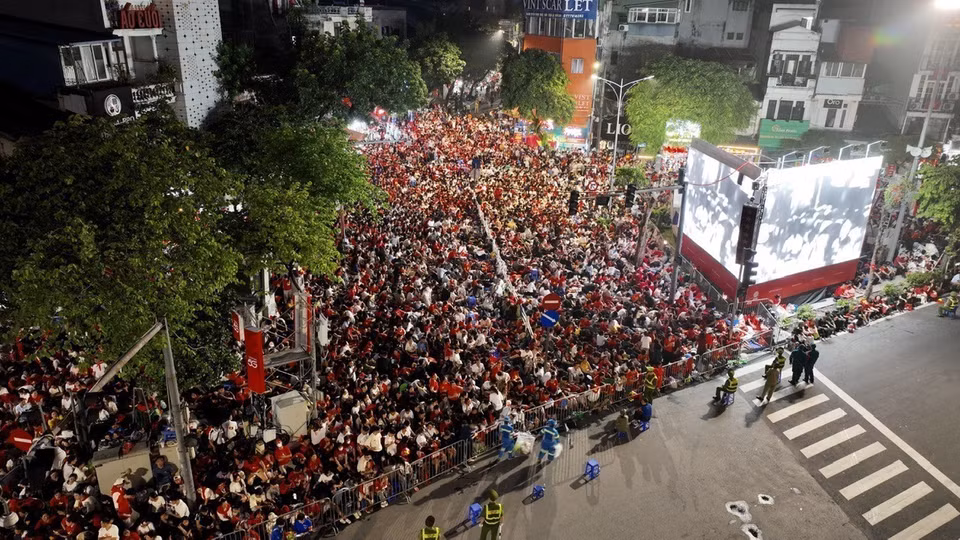 A “sea of people” lines the streets along the parade route. (Photo: VNA)