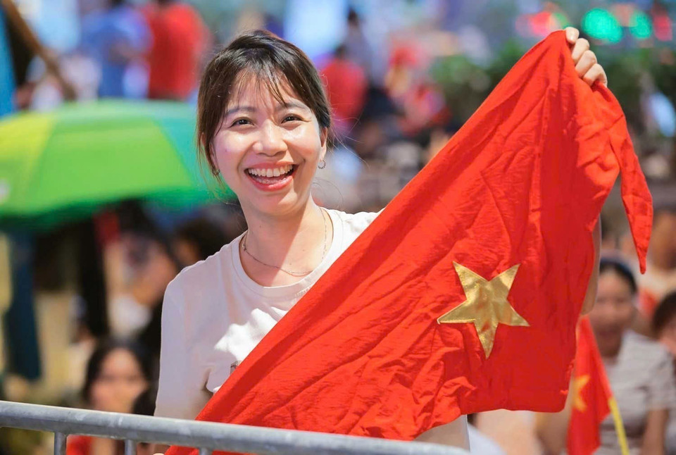 Drawn together without appointment, tens of thousands of hearts beat as one in a sea of red flags with golden stars, awaiting the nation’s sacred moment. (Photo: VNA)