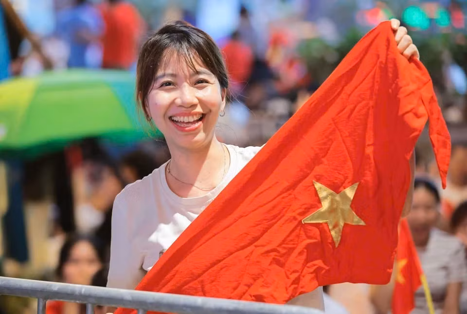 Drawn together without appointment, tens of thousands of hearts beat as one in a sea of red flags with golden stars, awaiting the nation’s sacred moment. (Photo: VNA)